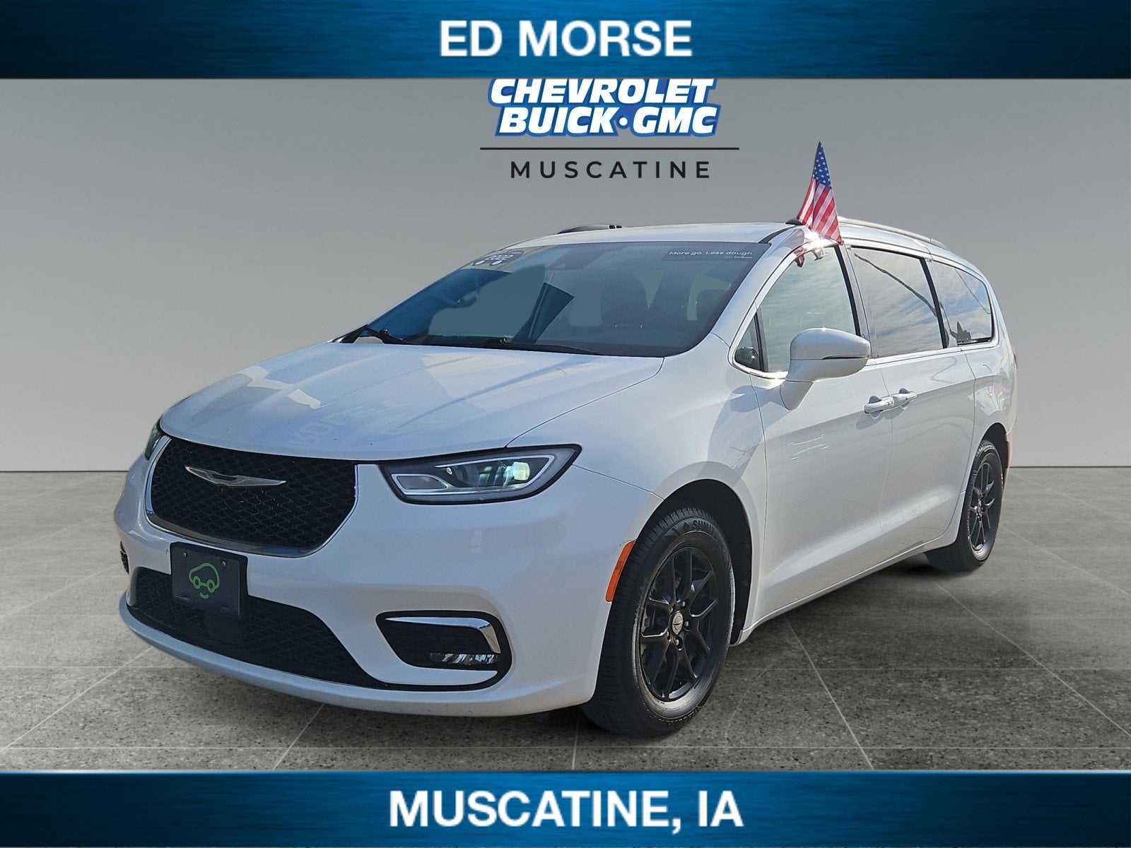 2022 Chrysler Pacifica Touring L in Whi/White — front three-quarter view